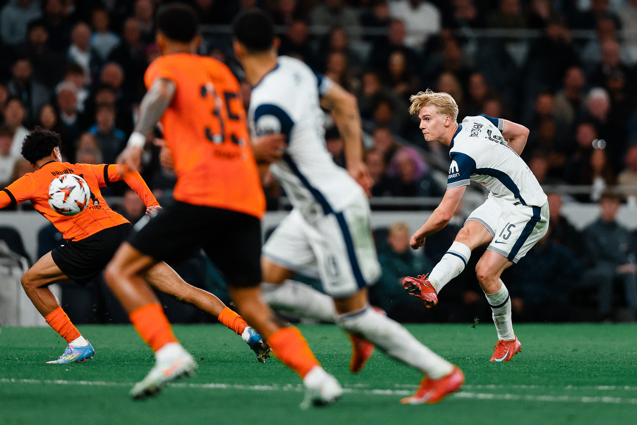 法兰克福迎欧联关键赛；国际比赛日更衣室发声；引发热议；资深球员宣示担当的简单介绍